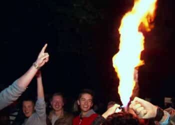 Jóvenes participando en una actividad con fuego en la recreación del caos de Haren, inspirado en la película 'Project X'.