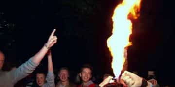 Jóvenes participando en una actividad con fuego en la recreación del caos de Haren, inspirado en la película 'Project X'.