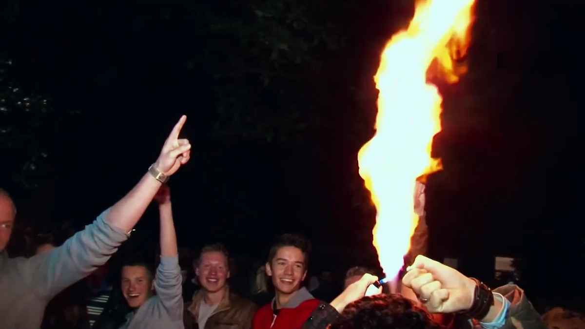 Jóvenes participando en una actividad con fuego en la recreación del caos de Haren, inspirado en la película 'Project X'.