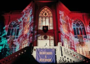 Edificio con proyecciones de la serie Miércoles de Netflix, donde exalumnos del Pilar de Madrid muestran malestar por el uso de la capilla.