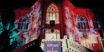 Edificio con proyecciones de la serie Miércoles de Netflix, donde exalumnos del Pilar de Madrid muestran malestar por el uso de la capilla.