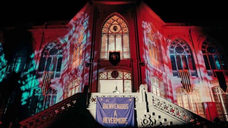 Edificio con proyecciones de la serie Miércoles de Netflix, donde exalumnos del Pilar de Madrid muestran malestar por el uso de la capilla.
