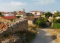 Vista panorámica de Almadrones, pueblo de Guadalajara que ofrece empleo con casa y comida gratis y sueldo hasta 1.600 €.
