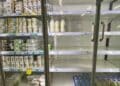 Estanterías vacías en supermercados tras la desaparición de la leche Central Lechera Asturiana por conflicto comercial