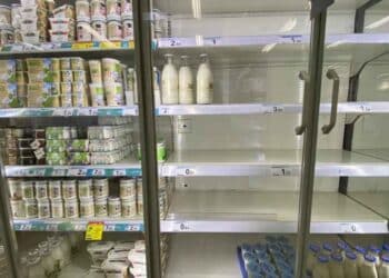 Estanterías vacías en supermercados tras la desaparición de la leche Central Lechera Asturiana por conflicto comercial