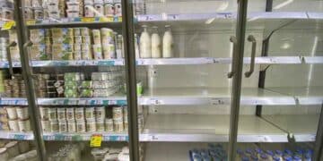 Estanterías vacías en supermercados tras la desaparición de la leche Central Lechera Asturiana por conflicto comercial