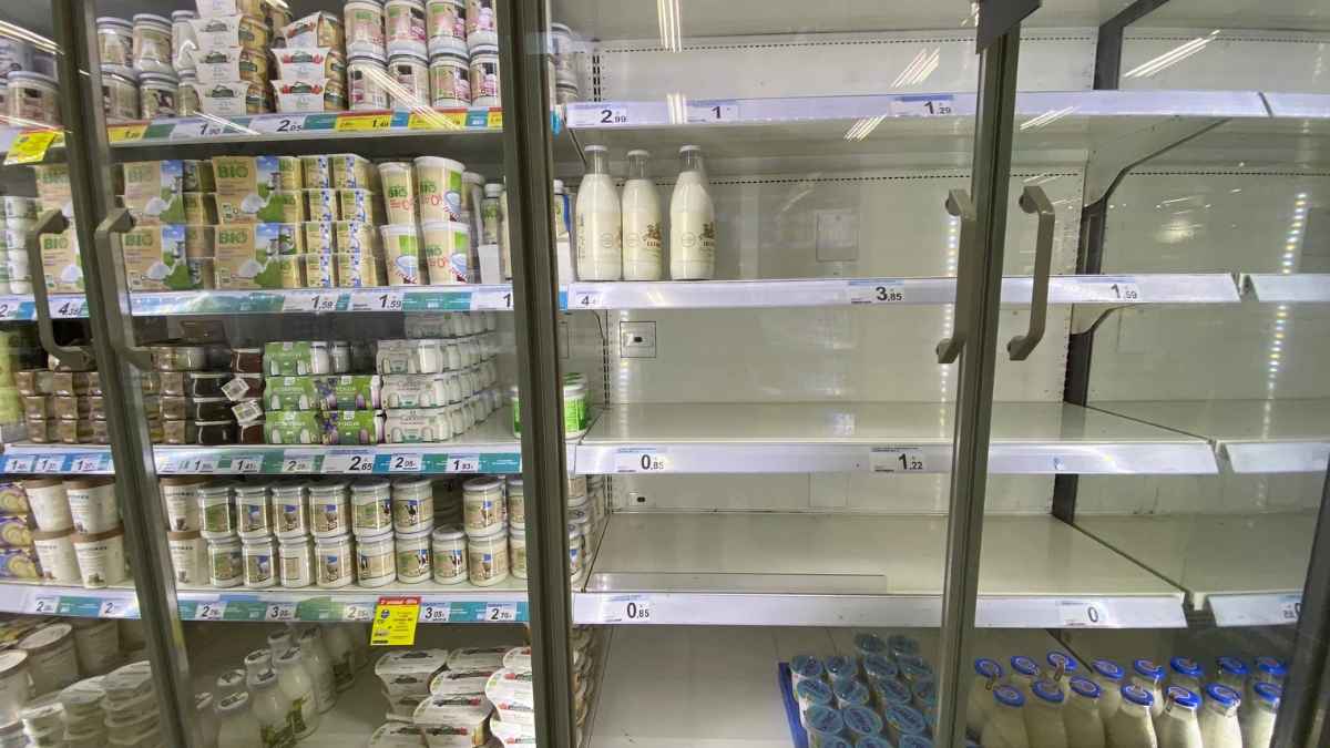 Estanterías vacías en supermercados tras la desaparición de la leche Central Lechera Asturiana por conflicto comercial