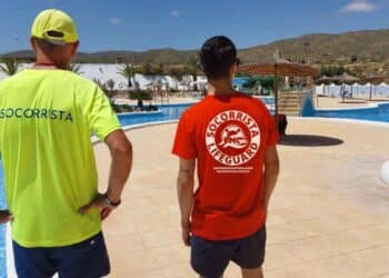 Socorristas con certificados exprés del SEPE vigilan piscina olímpica en plena temporada alta