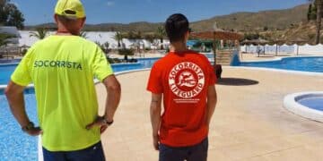 Socorristas con certificados exprés del SEPE vigilan piscina olímpica en plena temporada alta