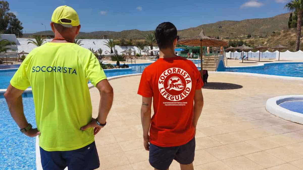 Socorristas con certificados exprés del SEPE vigilan piscina olímpica en plena temporada alta