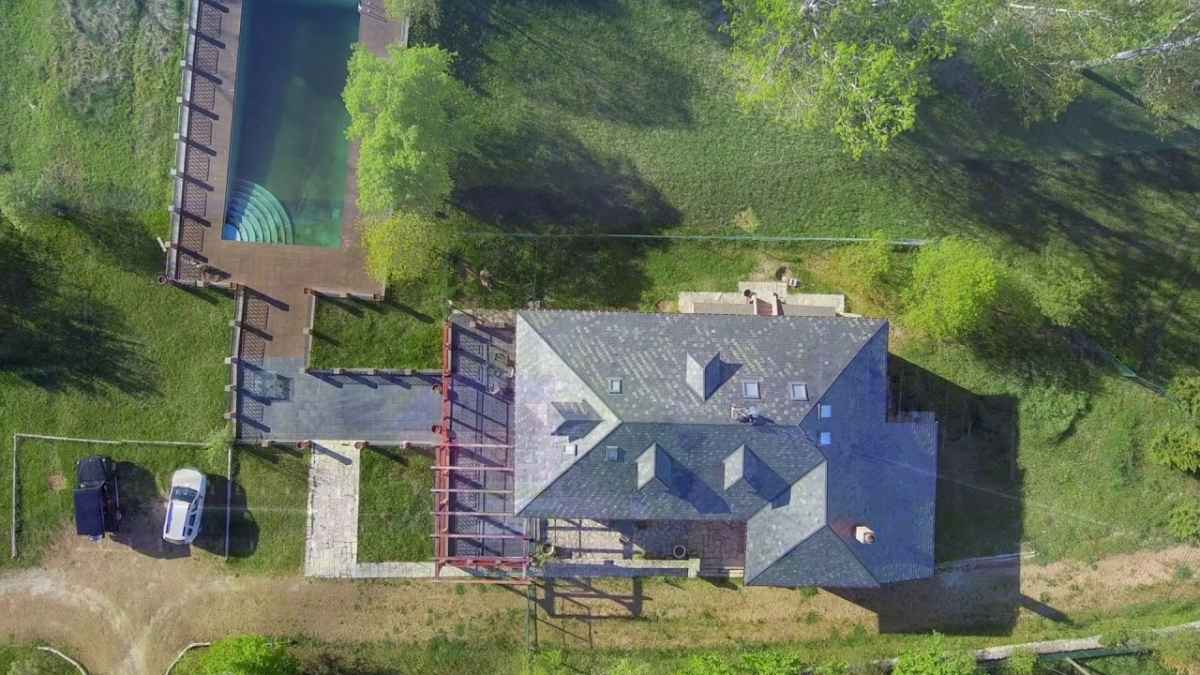 Vista aérea del chalé de Rascafría, propiedad de la Comunidad de Madrid, utilizada por Ayuso para su disfrute personal.