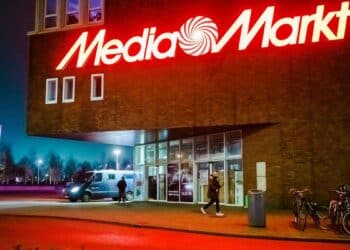 Fachada de MediaMarkt iluminada de noche durante los chollos nocturnos de televisores y móviles