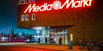 Fachada de MediaMarkt iluminada de noche durante los chollos nocturnos de televisores y móviles