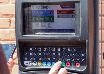 Parquímetro del SER en Madrid con zonas azul y verde; las apps ElParking, Telpark, ParkingLibre, Parclick y Bip&Drive activan la función ‘desaparcar’.
