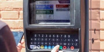 Parquímetro del SER en Madrid con zonas azul y verde; las apps ElParking, Telpark, ParkingLibre, Parclick y Bip&Drive activan la función ‘desaparcar’.