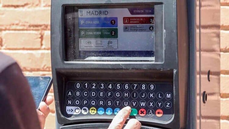 Parquímetro del SER en Madrid con zonas azul y verde; las apps ElParking, Telpark, ParkingLibre, Parclick y Bip&Drive activan la función ‘desaparcar’.