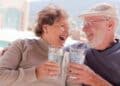 Pareja de jubilados brinda tras cobrar el paro en edad de jubilación según requisito único del SEPE.