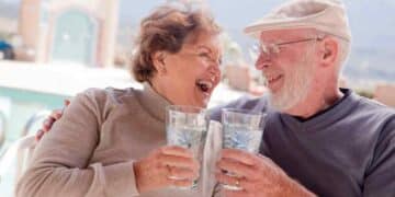 Pareja de jubilados brinda tras cobrar el paro en edad de jubilación según requisito único del SEPE.