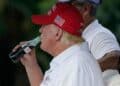 Donald Trump bebiendo Coca-Cola, empresa que cambiará su receta en Estados Unidos