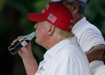 Donald Trump bebiendo Coca-Cola, empresa que cambiará su receta en Estados Unidos