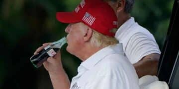 Donald Trump bebiendo Coca-Cola, empresa que cambiará su receta en Estados Unidos
