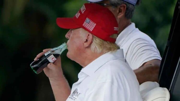 Donald Trump bebiendo Coca-Cola, empresa que cambiará su receta en Estados Unidos