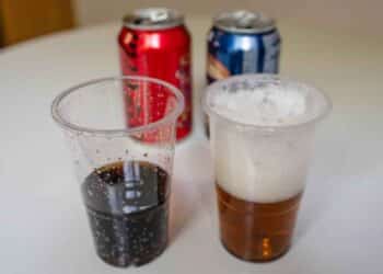 Copa de Coca-Cola Zero y cerveza tostada 0,0, comparadas por su impacto en el peso según una nutricionista