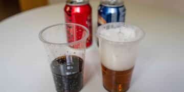 Copa de Coca-Cola Zero y cerveza tostada 0,0, comparadas por su impacto en el peso según una nutricionista