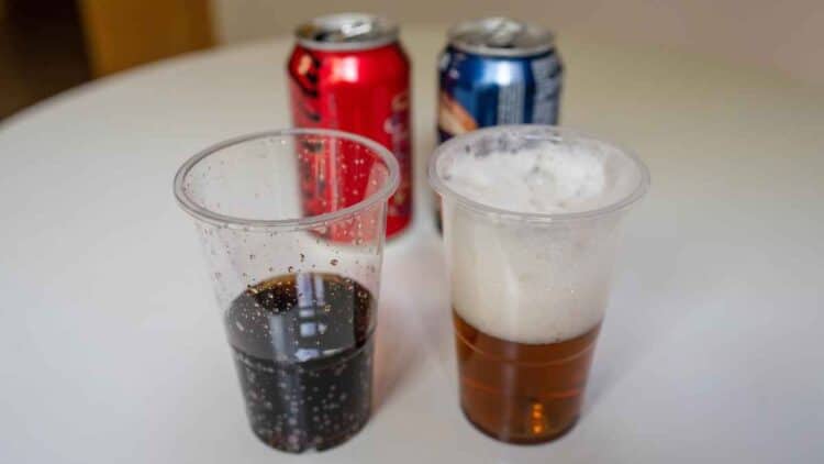 Copa de Coca-Cola Zero y cerveza tostada 0,0, comparadas por su impacto en el peso según una nutricionista