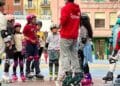Niños participando en actividades extraescolares gratuitas en colegio público de Madrid, septiembre.