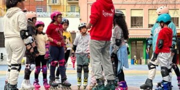 Niños participando en actividades extraescolares gratuitas en colegio público de Madrid, septiembre.