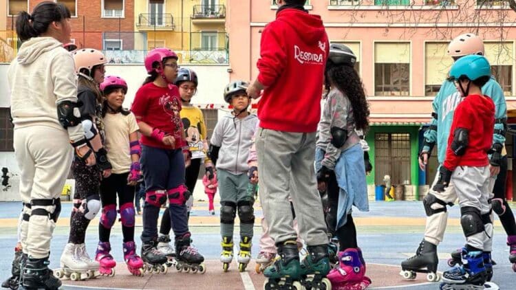 Niños participando en actividades extraescolares gratuitas en colegio público de Madrid, septiembre.