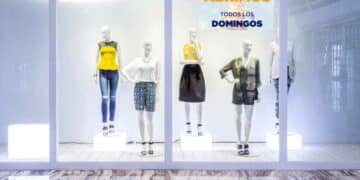 Escaparate de tienda abierta en domingo con cartel “Abrimos todos los domingos”, ejemplo de compensación por trabajar en festivo.