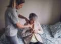 Asistente personal ayudando a persona mayor con dependencia en su hogar