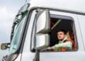 Joven conductor con carnet tipo C gratis de la Comunidad de Madrid conduciendo un camión para empleo en logística