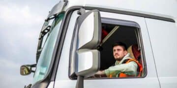 Joven conductor con carnet tipo C gratis de la Comunidad de Madrid conduciendo un camión para empleo en logística