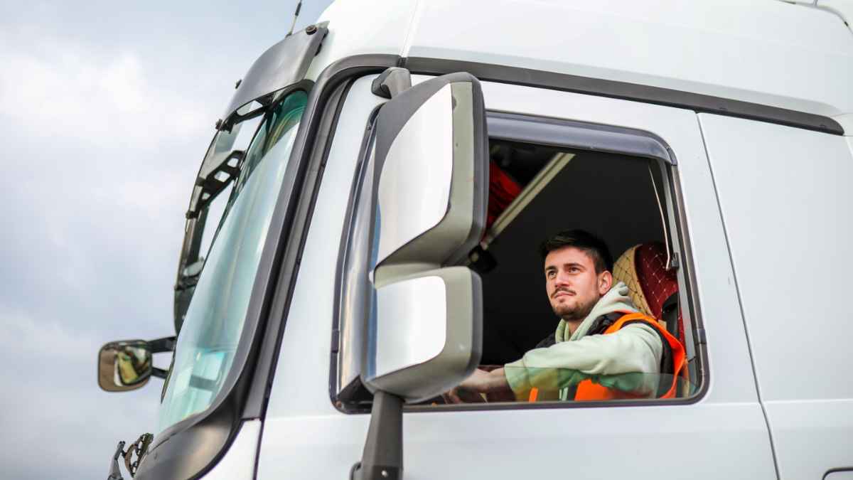 Joven conductor con carnet tipo C gratis de la Comunidad de Madrid conduciendo un camión para empleo en logística