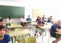 Grupo de jóvenes en clase, beneficiarios de las nuevas becas para retomar estudios en la Comunidad de Madrid.