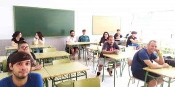 Grupo de jóvenes en clase, beneficiarios de las nuevas becas para retomar estudios en la Comunidad de Madrid.