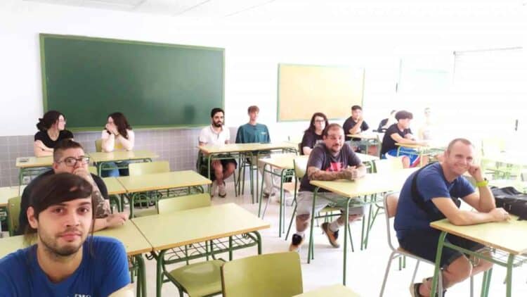 Grupo de jóvenes en clase, beneficiarios de las nuevas becas para retomar estudios en la Comunidad de Madrid.