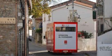 Unidad móvil de atención al ciudadano en un pequeño municipio de la Comunidad de Madrid.