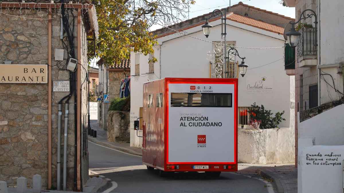 Unidad móvil de atención al ciudadano en un pequeño municipio de la Comunidad de Madrid.