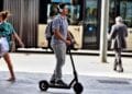 Usuario circulando en patinete eléctrico, vehículo que deberá tener seguro obligatorio según la nueva ley del Congreso