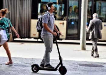 Usuario circulando en patinete eléctrico, vehículo que deberá tener seguro obligatorio según la nueva ley del Congreso