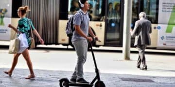Usuario circulando en patinete eléctrico, vehículo que deberá tener seguro obligatorio según la nueva ley del Congreso
