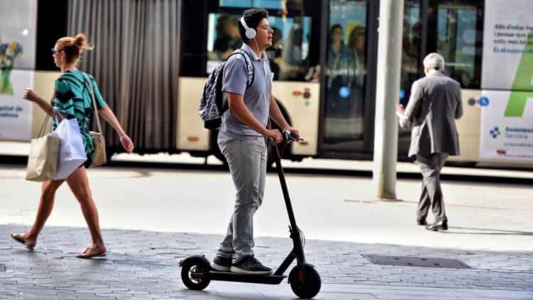 Usuario circulando en patinete eléctrico, vehículo que deberá tener seguro obligatorio según la nueva ley del Congreso