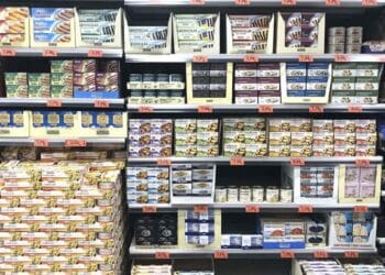 Estante con conservas de atún y otros productos en Mercadona recomendados por nutricionista para consumo diario