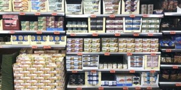 Estante con conservas de atún y otros productos en Mercadona recomendados por nutricionista para consumo diario