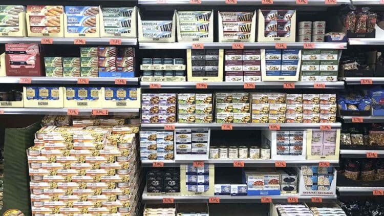 Estante con conservas de atún y otros productos en Mercadona recomendados por nutricionista para consumo diario