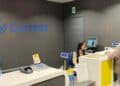 Empleada de Correos atiende a una cliente en la oficina postal.